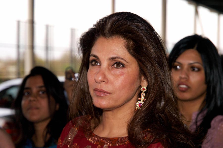 বর্ষীয়ান অভিনেত্রী ডিম্পল কপাডিয়ার সঙ্গে সানির ঘনিষ্ঠ বন্ধুত্ব থাকলেও পুত্রের বিয়ের অনুষ্ঠানে দেখা যায়নি ডিম্পলকে। বলিপাড়ায় কানাঘুষো শোনা যায়, ডিম্পলের সঙ্গে নাকি সানির পরকীয়া সম্পর্ক রয়েছে।