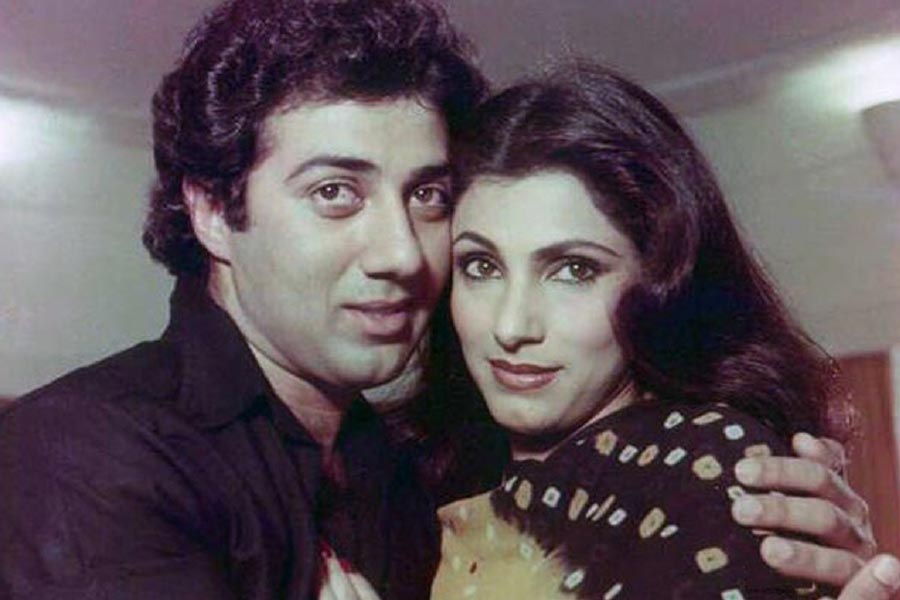 কয়েক মাস আগে সমাজমাধ্যমে সানি এবং ডিম্পলের একটি অন্তরঙ্গ ছবি ছড়িয়ে পড়ে। ডিম্পলের বোনের পুত্র কর্ণ কপাডিয়াকেও হিন্দি ছবিতে অভিনয়ের সুযোগ করে দেন সানি। কিন্তু এত গভীর বন্ধুত্ব থাকা সত্ত্বেও ডিম্পলকে পুত্রের বিয়ে উপলক্ষে নিমন্ত্রণ করেননি সানি।