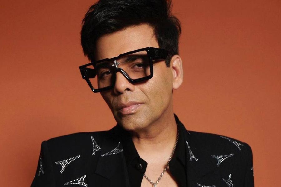 সম্প্রতি কর্ণ জোহর পরিচালিত ‘রকি অওর রানি কি প্রেম কহানি’ ছবিতে রণবীর সিংহ এবং আলিয়া ভট্টের পাশাপাশি অভিনয় করতে দেখা গিয়েছে ধর্মেন্দ্রকেও। কিন্তু পুত্রের বিয়েতে অতিথিদের তালিকায় ছিলেন না পরিচালক কর্ণ।