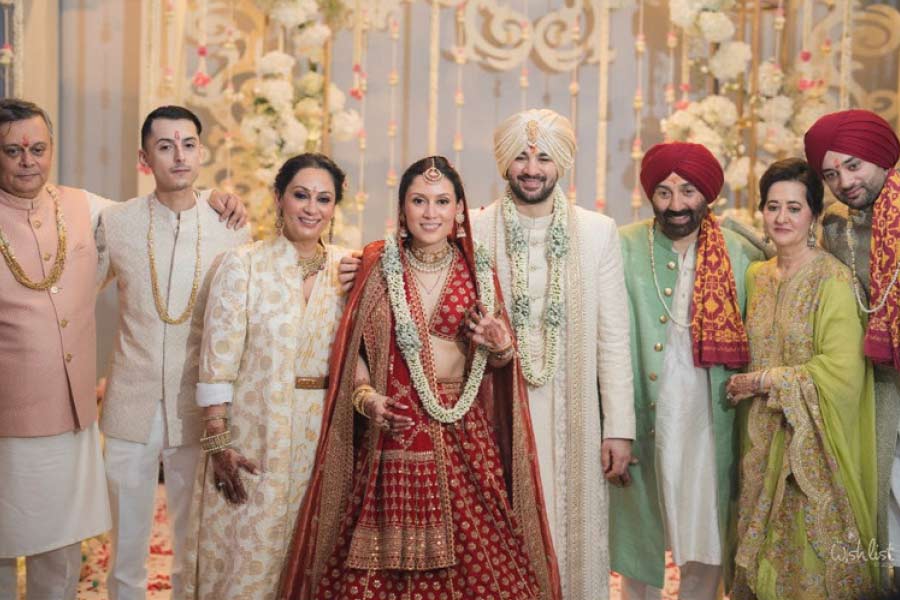 এ ছাড়া অজয় দেবগন, কাজল, আদিত্য চোপড়া, রানি মুখোপাধ্যায়ের মতো তারকাদেরকেও সানির পুত্রের বিয়ের অনুষ্ঠানে দেখা যায়নি। সকলেই দেওল পরিবারের প্রতিবেশী। কিন্তু পেশাগত কারণে সকলের সঙ্গে সমস্যা থাকায় কাউকেই পুত্র কর্ণের বিয়ে উপলক্ষে নিমন্ত্রণ করেননি সানি।