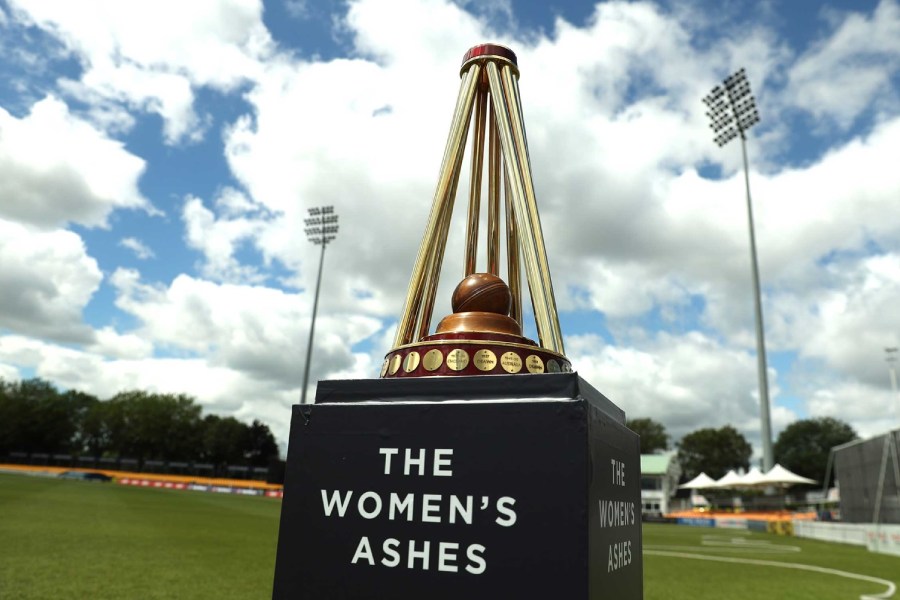 picture of women ashes trophy