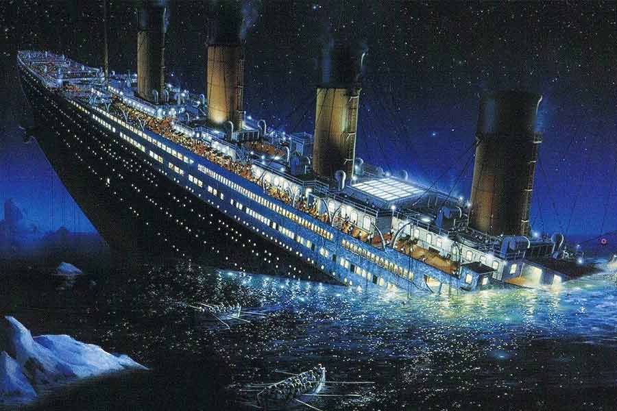 হিমশৈলের সঙ্গে সংঘর্ষের পর টাইটানিকে তখন অশান্ত পরিস্থিতি। জাহাজের ভিতর জল প্রবেশ করতে শুরু করেছে। সকলেই বুঝতে পারছেন মৃত্যু আসন্ন। প্রাণ বাঁচানোর অন্তিম চেষ্টা করছেন যাত্রীরা। এমন পরিস্থিতিতেও শান্ত হয়ে ছিলেন মাত্র দু’জন।