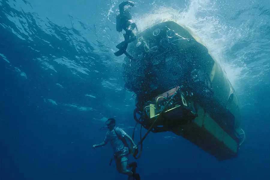 রবিবার পাঁচ জন যাত্রী নিয়ে নিউফাউন্ডল্যান্ডের সেন্ট জন’স থেকে যাত্রা শুরু করে পর্যটকবাহী সাবমেরিন টাইটান। অতলান্তিক মহাসাগরের প্রায় সাড়ে চার হাজার মিটার গভীরে টাইটানিকের ধ্বংসাবশেষ দেখাতে নিয়ে যাওয়ার উদ্দেশে পাড়ি দিয়েছিল ডুবোযানটি।
