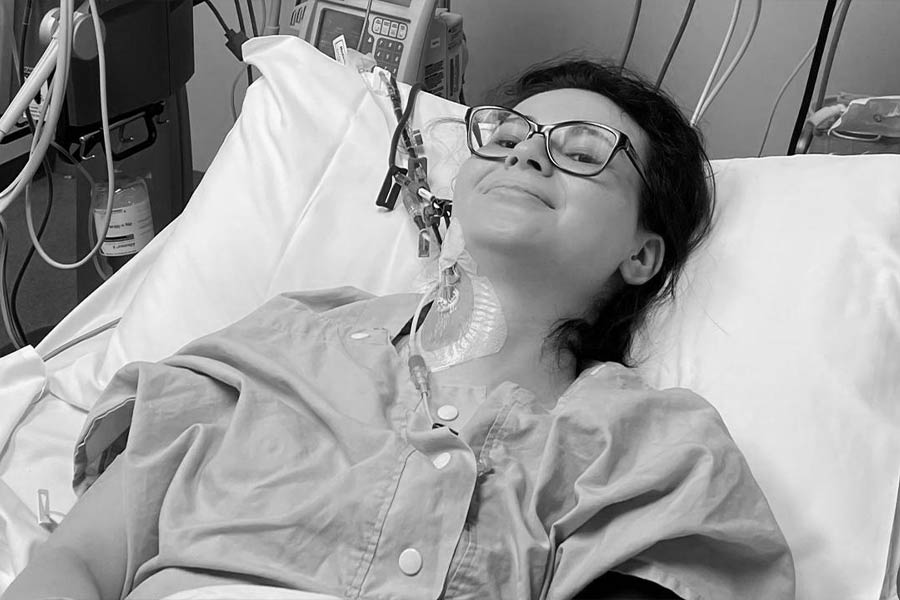 হাঁটাচলা করতে অপারগ। খাওয়াদাওয়া করতে গেলেই অসুস্থবোধ করতেন। শরীর জুড়ে অসহ্য যন্ত্রণায় এক মুহূর্তের বিরাম নেই। গত কয়েক বছর ধরে এ ভাবেই হাসপাতালে শয্যাশায়ী ছিলেন দক্ষিণ অস্ট্রেলিয়ার ২৩ বছরের লিলি তাই।