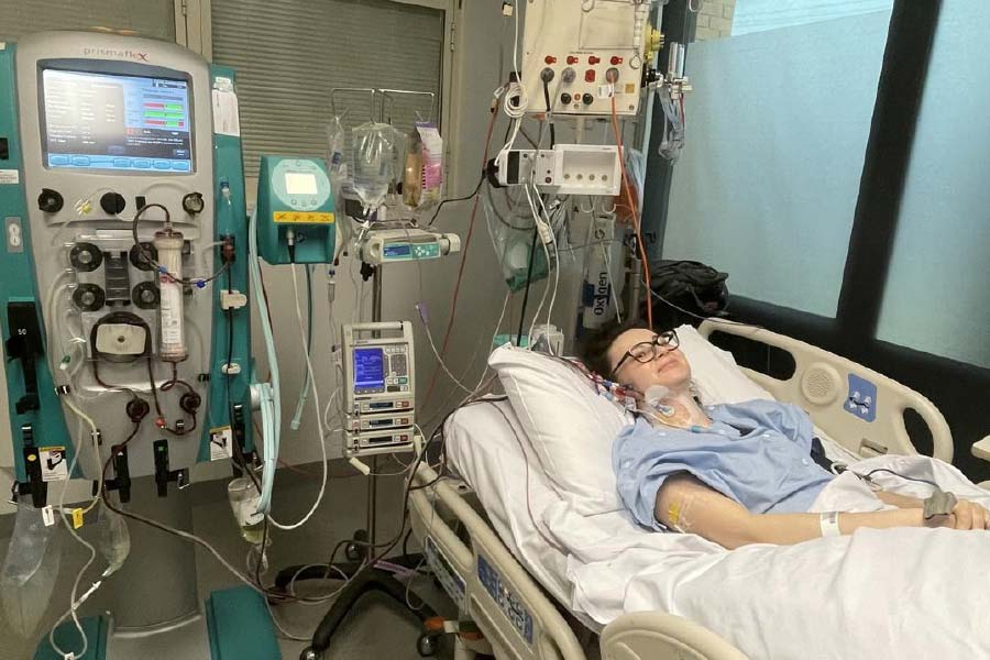 ইডিএস ধরা পড়ার বছরখানেক পর লিলির শ্বাসযন্ত্রের একাংশে সংক্রমণ ধরা পড়েছিল। এমনকি, প্রাকৃতিক ভাবে মলত্যাগও করতে পারতেন না তিনি।