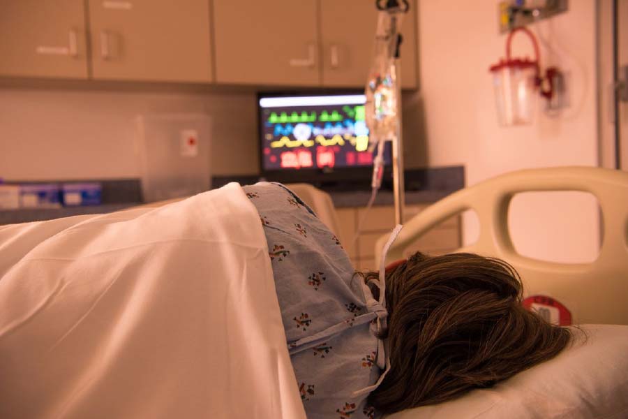 সিডনিতে গিয়ে সাময়িক ভাবে কিছুটা সুরাহা হলেও আখেরে তা কাজে আসেনি। সে সময় থেকে মাথার চারপাশে একটি রিঙের মতো ‘ব্রেস’ পরে থাকতে হত লিলিকে। মেরুদণ্ডের সামান্য অবস্থান পরিবর্তন হলেই যাতে তাঁর মাথা বা ঘাড়ের নড়াচড়া বন্ধ করতে পারে ওই ‘ব্রেসটি’।