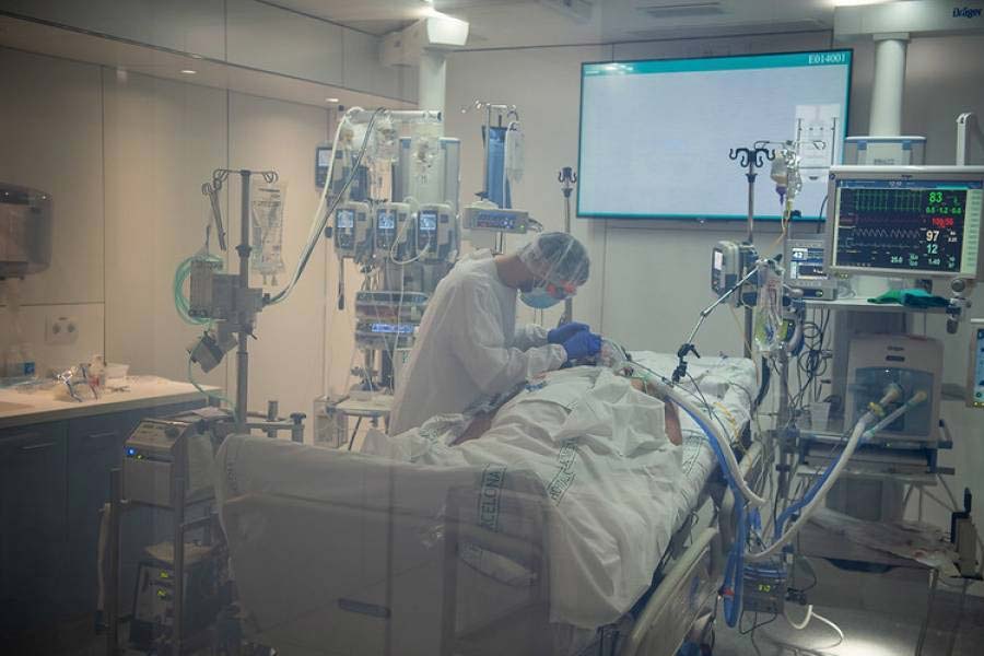 সারা শরীরে অসহ্য যন্ত্রণা নিয়েই যে এক দিন তাঁকে চলে যেতে হবে এবং তা যে কেবলমাত্র সময়ের অপেক্ষা, এ ভাবনা মনে চেপে বসেছিল লিলির। যন্ত্রণা এড়াতে হাসপাতাল বিছানায় বেশির ভাগ সময়ই ঘুমিয়ে কাটাতে শুরু করেছিলেন তিনি।