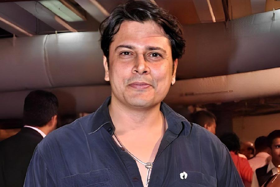 ‘কসৌটি জিন্দেগি কে’ ধারাবাহিকে অভিনয় করার পর নিজের নামের চেয়ে অনুরাগ নামেই অধিক পরিচিত হয়ে ওঠেন সেজ়ান। অভিনয় নিয়ে কেরিয়ার তৈরি করবেন বলে মাঝপথেই পড়াশোনায় ইতি টানেন সেজ়ান।