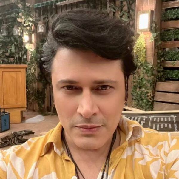 মহারাষ্ট্রের নাসিক জেলার দেওলালির বোর্ডিং স্কুল থেকে পড়াশোনা শেষ করার পর মুম্বইয়ের বান্দ্রার কলেজে বাণিজ্য বিভাগে ভর্তি হন সেজ়ান। কলেজে পড়াকালীন মডেলিং এবং থিয়েটারের দিকে ঝুঁকে পড়েন তিনি।