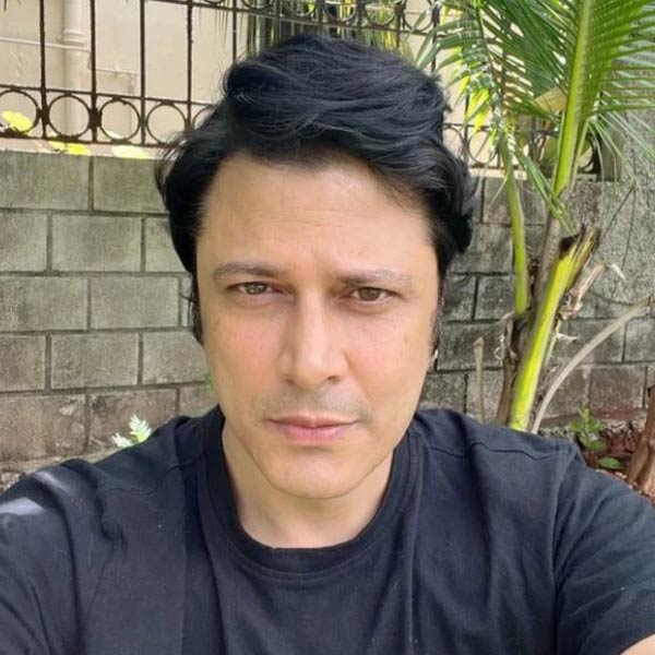 বাণিজ্যে স্নাতক সেজ়ান এর পর এমবিএ পড়ার সিদ্ধান্ত নেন। কিন্তু সেই ইচ্ছাপূরণ হল না তাঁর। অভিনয়ের জন্য পড়াশোনায় ইতি টানেন। একটি হিন্দি ছবিতে অভিনয়ের সুযোগ পান তিনি।