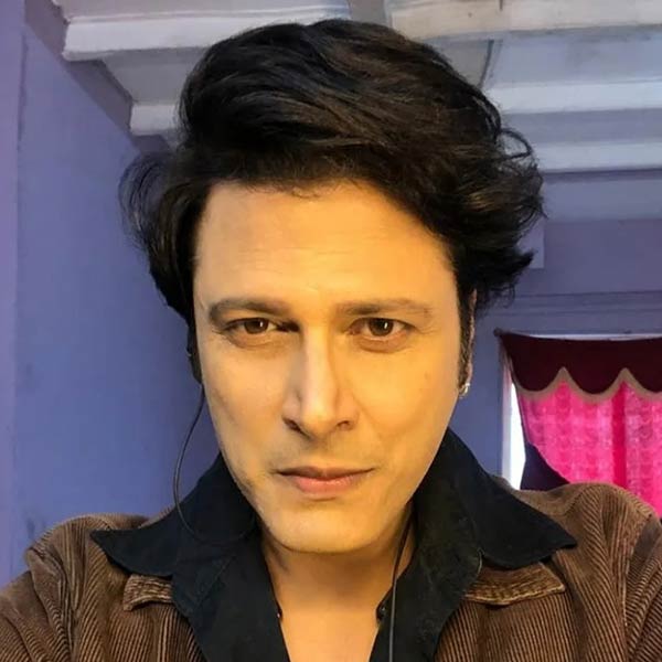 অভিযোগ, সন্তানদের সামনে আয়েশাকে ঘরবন্দি করে রাখতেন সেজ়ান। তার পর স্কাইপে অন্য মহিলাদের সঙ্গে ভিডিয়ো কলে কথা বলতেন। এমনটাই জানিয়েছেন আয়েশা।