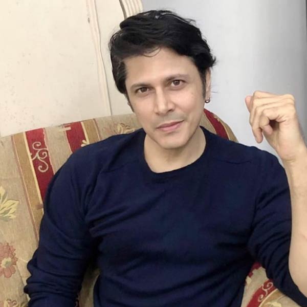 আয়েশার দাবি, তাঁর সঙ্গে সেজ়ানের বিবাহবিচ্ছেদ হয়নি। তাই আফরিনের সঙ্গে সেজ়ান বেআইনি ভাবে থাকছেন। আফরিন এবং সেজ়ান নাকি তাঁকে অশ্রাব্য ভাষায় ভয়েস নোট পাঠান বলেও অভিযোগ করেছেন আয়েশা।