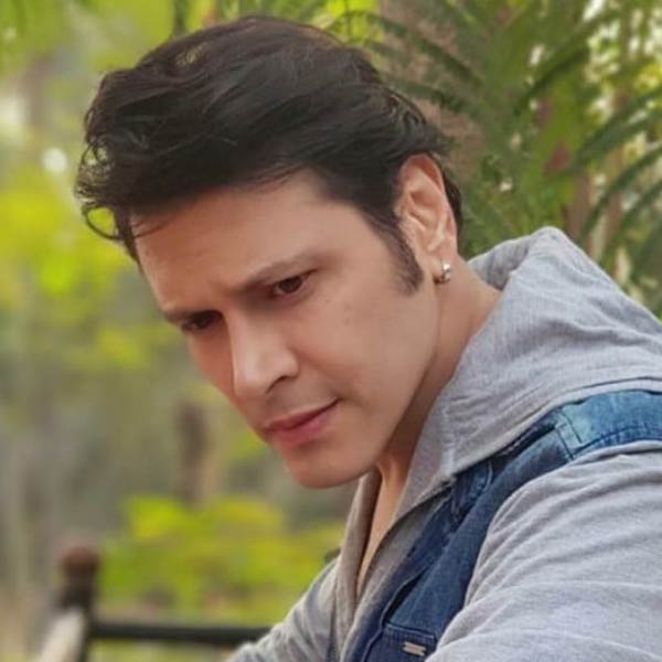 সেজ়ানের দাবি, আয়েশা তাঁর ‘পাগল অনুরাগী’। সেজ়ানের কথায়, ‘‘আমি কখনওই বিবাহিত ছিলাম না। আমার নাম ভাঙিয়ে প্রচারের আলোয় আসতে চাইছে ও। আমার তুতো ভাইয়ের স্ত্রীর বোন বলেই চিনি ওঁকে। করাচিতে থাকেন। শুধু শুধু আমার নাম জড়িয়ে টানাটানি করছেন।’’