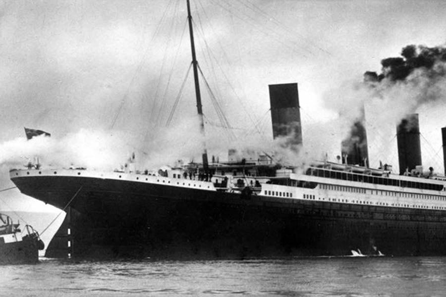 প্রথম যাত্রাতেই ডুবে গিয়েছিল আরএমএস টাইটানিক। জাহাজটি সাউদাম্পটন থেকে নিউইয়র্কের পথে পাড়ি দিয়েছিল প্রথম যাত্রায়। জাহাজের নির্মাতা সংস্থার তরফে ঘোষণা করা হয়েছিল, এই জাহাজের ডুবে যাওয়া ‘অসম্ভব’। কিন্তু তার পরেও হিমশৈলের চূড়ায় ধাক্কা মেরে ডুবে যায় জাহাজটি।