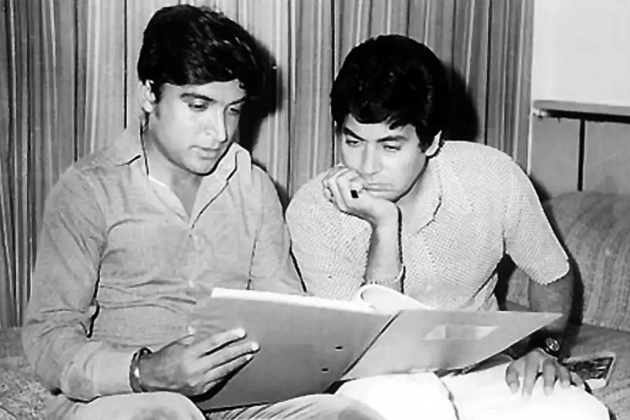 সত্তরের দশকের খ্যতনামী চিত্রনাট্যকার ছিলেন সেলিম খান এবং জাভেদ আখতারের জুটি। বলিপাড়ায় সেলিম-জাভেদ নামেই অধিক পরিচিত ছিলেন তাঁরা। এই জুটির সঙ্গে ঝামেলায় জড়িয়ে পড়েছিলেন ঋষি। এমনকি, সলমন খানের বাবা সেলিম নাকি ঋষির কেরিয়ার শেষ করে দেওয়ার হুমকিও দিয়েছিলেন।