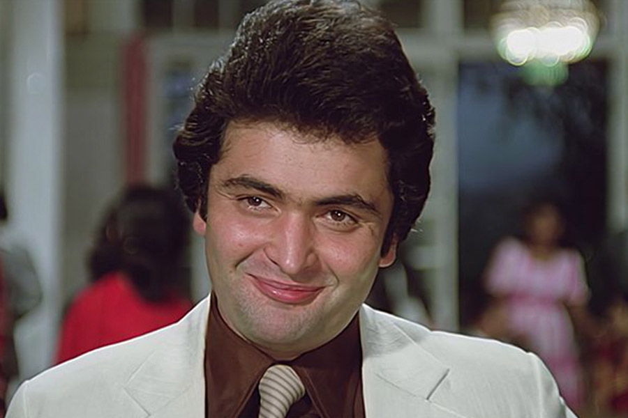 সেলিম-জাভেদ জুটি সত্তরের দশকে ইন্ডাস্ট্রিতে নিজেদের পরিচয় তৈরি করে নিতে সফল হয়েছিল। বলিপাড়ার নামকরা প্রযোজক এবং পরিচালকদের সঙ্গে কাজ করে ফেলেছিলেন তাঁরা। বলিজগতের কোনও তারকা তাঁদের সঙ্গে কাজের সুযোগ পেলে ফেরাতেন না। কিন্তু সেই কাজ করেছিলেন ঋষি।