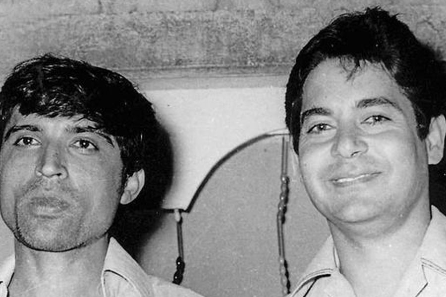 ১৯৭৮ সালে প্রেক্ষাগৃহে মুক্তি পায় যশ চোপড়া পরিচালিত ‘ত্রিশূল’ ছবিটি। বহু তারকাখচিত এই ছবিতে ঋষিকে অভিনয়ের প্রস্তাব দিয়েছিলেন সেলিম। কারণ এই ছবির চিত্রনাট্যের দায়িত্বে ছিলেন সেলিম এবং জাভেদ।