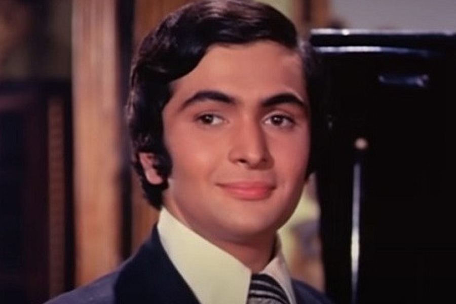 ঋষি কাজের সুযোগ হাতের কাছে পেয়েও যে ছুড়ে ফেলে দিয়েছিলেন, তা মেনে নিতে পারেননি সেলিম। পরে রবি চরিত্রের জন্য ছবি নির্মাতারা বেছে নেন সচিন পিলগাঁওকরকে। কিন্তু আত্মসম্মানে আঘাত লাগে সেলিমের।