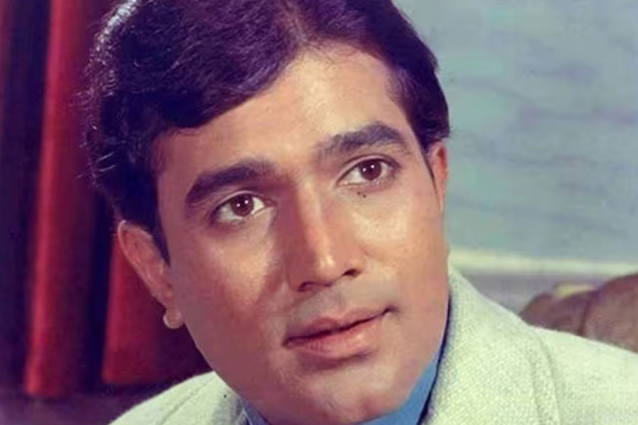 সেলিমের কথা শুনে অবাক হয়ে যান ঋষি। কিন্তু সেলিম তখনও থামেননি। ঋষিকে উদ্দেশ করে সেলিম স্মৃতিচারণ করতে শুরু করেন। অভিনয়ের প্রস্তাব ফেরানোর কারণে তাঁরা কী ভাবে বলি অভিনেতা রাজেশ খন্নার কেরিয়ার শেষ করেন তা ঋষিকে জানান সেলিম।