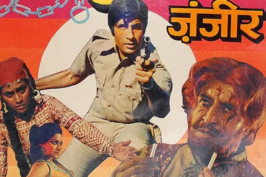 ১৯৭৩ সালে প্রেক্ষাগৃহে মুক্তি পায় ‘জঞ্জীর’ ছবিটি। প্রকাশ মেহরা পরিচালিত এই ছবিতে অভিনয় করেছিলেন অমিতাভ বচ্চন, প্রাণ এবং জয়া বচ্চন। এই ছবিরও চিত্রনাট্য রচনার দায়িত্বে ছিলেন সেলিম-জাভেদ জুটি।