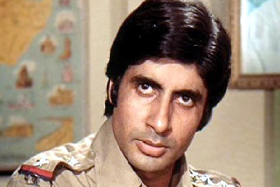 ‘জঞ্জীর’ ছবিতে অভিনয় করে অমিতাভ এক লাফে জনপ্রিয়তার শিখরে পৌঁছে যান। রাজেশের কেরিয়ার নিম্নগামী হতে শুরু করে। সেলিম এই ঘটনার কথা উল্লেখ করে ঋষিকে ভয় দেখাতে থাকেন যে, তাঁর সঙ্গেও একই ঘটনা ঘটতে পারে।