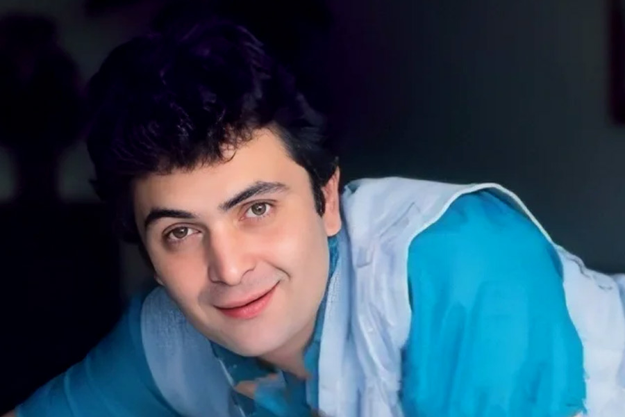 সত্তরের দশকের শেষের দিকে কেরিয়ারের শীর্ষে উঠতে শুরু করেছিলেন ঋষি। সেই সময় ঋষিকে অভিনয়ের প্রস্তাব দেন সেলিম-জাভেদ জুটি। কিন্তু তাঁদের প্রস্তাবে রাজি হননি অভিনেতা। কাজ করতে আগ্রহী নন বলে খালি হাতে ফিরিয়ে দেন চিত্রনাট্যকার জুটিকে।