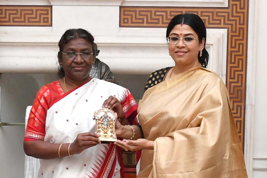 President Droupadi Murmu and Astrologer Sohini Sastri.