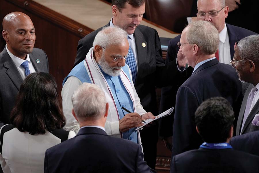 American lawmakers click selfies and took autographs with PM Modi after his speech in US congress
