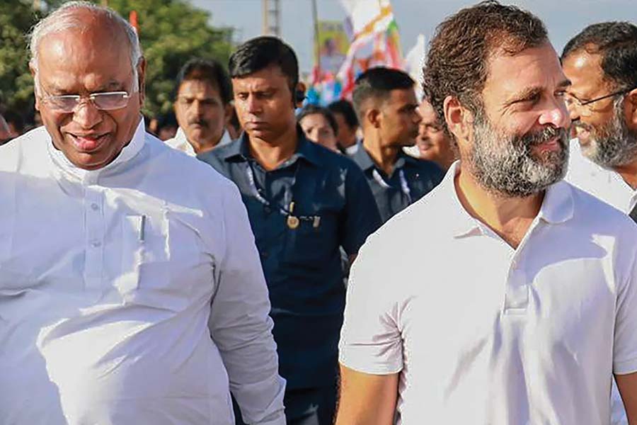 Rahul Gandhi, Mallikarjun Kharge, other leaders arrives Patna for opposition meet, 15 parties to attend