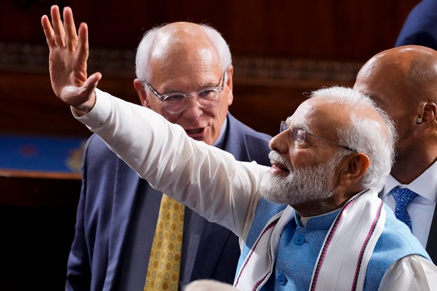 তিন দিনের আমেরিকা সফরে রয়েছেন প্রধানমন্ত্রী নরেন্দ্র ‌মোদী। আমেরিকার কংগ্রেসের যৌথ অধিবেশনে বক্তৃতা দেওয়ার জন্য মোদীকে আমন্ত্রণ জানিয়েছিল বাইডেন সরকার। মঙ্গলবার সকালে দিল্লি থেকে বিমানে চেপে আমেরিকা পাড়ি দিয়েছিলেন তিনি। সেখানে আমেরিকার বিশিষ্ট ব্যক্তিদের সঙ্গে দেখা করেন তিনি। আন্তর্জাতিক যোগ দিবসও পালন করেন আমেরিকা থেকেই।