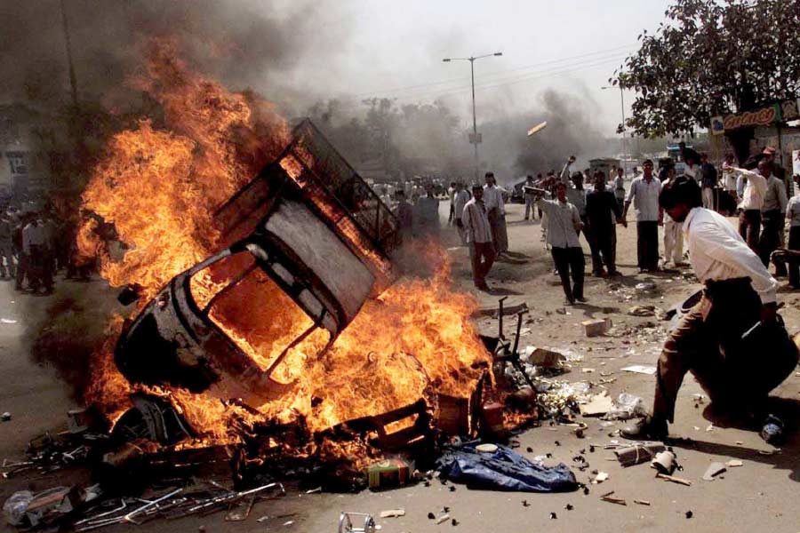 ২০০২ সাল। ভারতীয় ইতিহাসের অন্যতম কালো বছর। এক রক্তক্ষয়ী গোষ্ঠী সংঘর্ষের সাক্ষী হয়েছিল গুজরাত। ওই বছরের ২৭ ফেব্রুয়ারি গোধরায় একটি ট্রেনে অগ্নিকাণ্ডে প্রায় ৬০ জন করসেবকের মৃত্যু হয়। এর পরই জায়গায় জায়গায় গোষ্ঠী সংঘর্ষ শুরু হয়। তার পর থেকে গুজরাতের বিভিন্ন প্রান্তে প্রায় তিন দিন ধরে গোষ্ঠী সংঘর্ষ চলে। মৃত্যু হয় হাজারেরও বেশি মানুষের। 