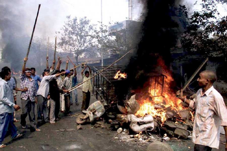 সরকারি পরিসংখ্যান অনুযায়ী, গোধরা পরবর্তী সংঘর্ষে ১,০৪৪ জন নিহত হন। যাঁদের অধিকাংশই ছিলেন মুসলিম সম্প্রদায়ের। সরকারি হিসাব বলছে, সেই ঘটনায় ৭৯০ জন মুসলিম এবং ২৫৪ জন হিন্দুর মৃত্যু হয়েছিল। বহু ঘরবাড়ি পুড়ে ছাই হয়ে যায়। 