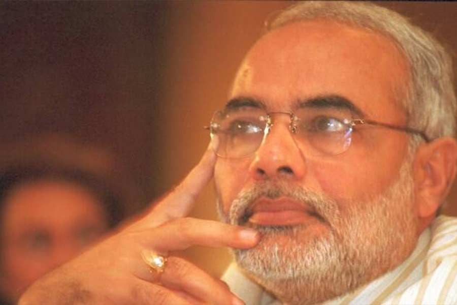 সে সময় গুজরাতের মুখ্যমন্ত্রী ছিলেন মোদী। সংঘর্ষের ঘটনায় তৎকালীন গুজরাত সরকার এবং তৎকালীন মুখ্যমন্ত্রীর বিরুদ্ধে পরোক্ষে উস্কানি দেওয়া এবং পরিস্থিতি নিয়ন্ত্রণে যথাযথ ব্যবস্থা না নেওয়ার অভিযোগ উঠেছিল। যদিও সেই সব অভিযোগ পরবর্তী কালে খারিজ করে দেয় নানাবতী কমিশন। 