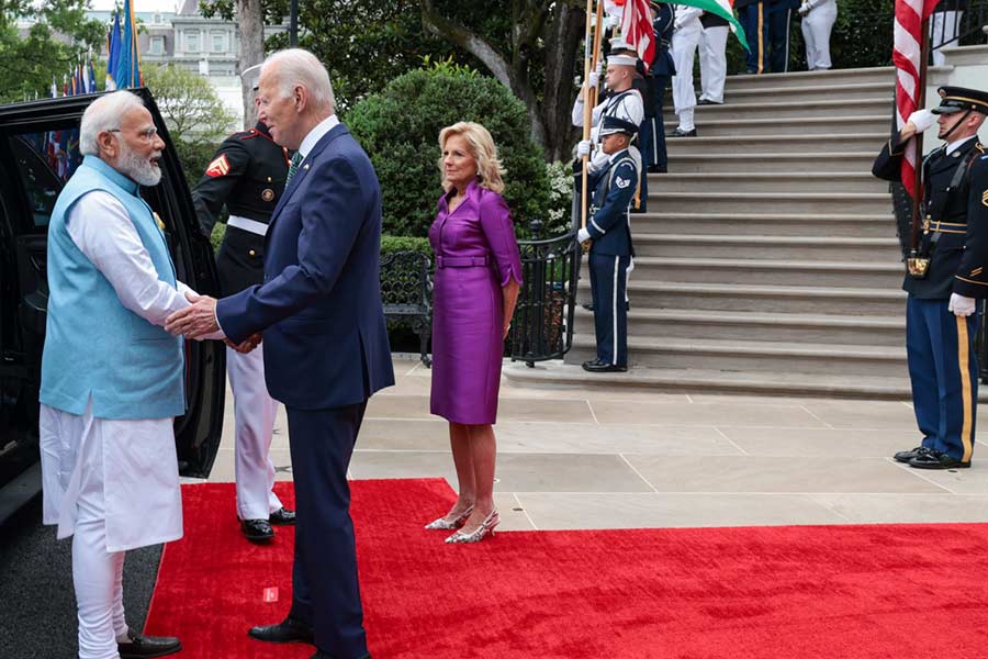 কিন্তু কেন মোদীকে নিয়ে বাইডেন সরকারের এত হুড়োহুড়ি, এত মাতামাতি? রাজনৈতিক বিশ্লেষকদের একাংশের মতে, এর নেপথ্যে লুকিয়ে আমেরিকার স্বার্থ। অনেকে মনে করছেন, মোদীর জন্য ওয়াশিংটন যে ‘লাল গালিচা’ বিছিয়েছে, তার নেপথ্যে সুপ্ত অভিসন্ধি রয়েছে বাইডেন সরকারের।  