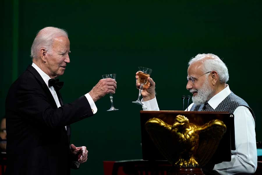 রাজনৈতিক বিশ্লেষকদের মতে, মোদীকে এই ভাবে স্বাগত জানানোর নেপথ্যে অনেকগুলি কারণ রয়েছে। বর্তমান আন্তর্জাতিক রাজনৈতিক পরিস্থিতিতে দিল্লির সঙ্গে সম্পর্ক আরও সুদৃঢ় করার মধ্যে লাভ দেখছে ওয়াশিংটন। ভারতের সঙ্গে জোট বিশ্ব রাজনীতির আঙিনায় আমেরিকাকে খানিক সুবিধাজনক স্থানে রাখতে পারে বলেও মনে করছেন অনেকে। 