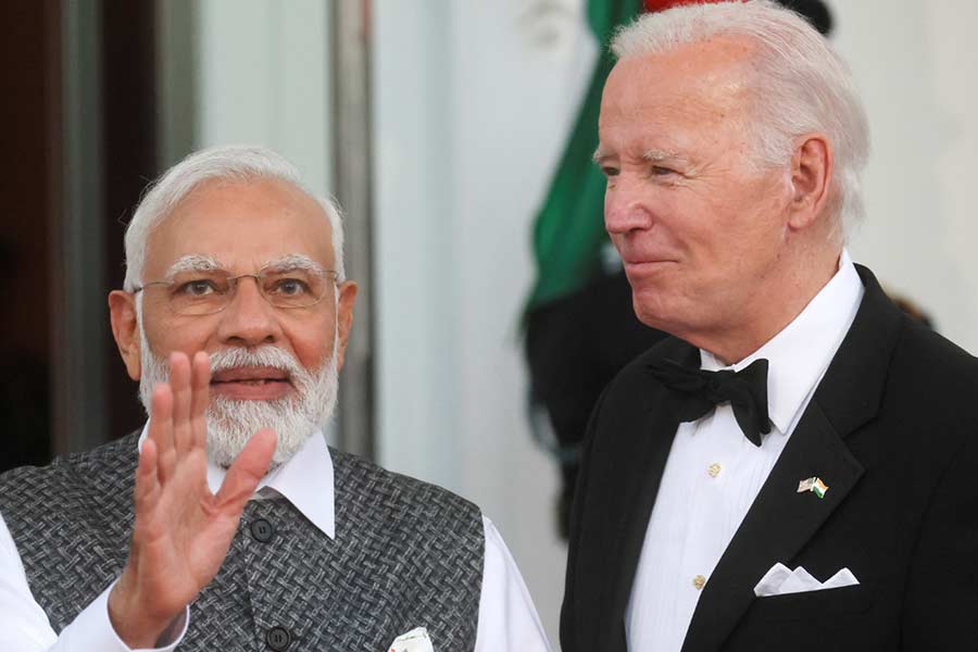 রাশিয়া এবং চিনের সঙ্গে ভারতের সম্পর্কের কথা মাথায় রেখে মোদী সরকারের সঙ্গে বন্ধুত্ব আরও গভীর করতে চাইছে আমেরিকা। বিভিন্ন কারণে চিনের সঙ্গে ভারতের সম্পর্ক মধুর না হলেও রাশিয়ার সঙ্গে ভারতের সুসম্পর্ক রয়েছে। ইউক্রেন যুদ্ধের পর থেকে ভারত শান্তির পক্ষে সওয়াল করেছে, কিন্তু রাশিয়ার সঙ্গে সম্পর্কে টোল পড়েনি। তবে রাশিয়ার সঙ্গে বিশেষ দহরম-মহরম নেই আমেরিকার। তাই ভারতের ‘এক নম্বর বন্ধু’ হয়ে উঠতে আমেরিকা উঠে পড়ে লেগেছে বলে মত রাজনৈতিক বিশেষজ্ঞদের একাংশের। তা হলে মস্কোর সঙ্গে দিল্লির দূরত্ব বাড়তে পারে।