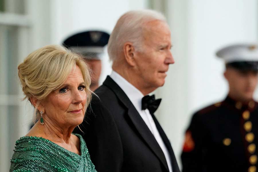 বিশেষজ্ঞদের মতে, আমেরিকা চায় না যে রাশিয়া থেকে তেল এবং অস্ত্র কিনুক ভারত। এ নিয়ে ভারতের কাছে একাধিক বার অনুরোধও করেছে বাইডেন প্রশাসন। মনে করা হচ্ছে, রাশিয়া থেকে দূরে সরিয়ে রেখে ভারতকে নিজেদের এবং বন্ধু দেশগুলির কাছাকাছি আনতে চাইছে আমেরিকা। আর তার জন্যই মোদীর আগমনে উৎসবমুখর বাইডেন সরকার। 