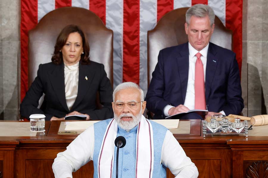 বিশ্বের নিরিখে ভারতের অর্থনীতি বর্তমানে পঞ্চম স্থানে দাঁড়িয়ে। মোদী আমেরিকায় দাবি করেছেন, খুব শীঘ্রই ভারত তৃতীয় বৃহত্তম অর্থনীতির দেশে পরিণত হবে। রাজনৈতিক বিশেষজ্ঞদের মতে, ভারতের এই উত্থানের সময়ে সঙ্গ ছাড়তে চাইছে না আমেরিকা।