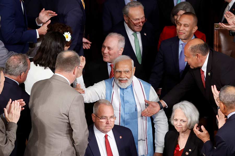 পাশাপাশি, ভারত বর্তমানে বিশ্বের সব থেকে জনবহুল দেশ। ভারতের মুক্ত বাজারে পণ্যের চাহিদাও বৃদ্ধির দিকে। তাই সেই বাজারকে ধরে এবং পণ্যের চাহিদা মিটিয়ে আমেরিকা নিজেদের আখের গুছিয়ে নিতে চাইছে বলে রাজনৈতিক বিশ্লেষকদের একাংশের মত।