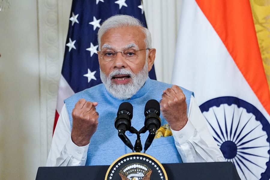 সম্প্রতি সামরিক শক্তি বৃদ্ধির দিকে নজর দিয়েছে ভারত। সংশ্লিষ্ট মহলের দাবি, এই আবহে মোদী সরকারের সঙ্গে কৌশলগত অবস্থান ঠিক রাখার মধ্যে লাভ দেখছে বাইডেন সরকার। সে ক্ষেত্রে ভারতের অস্ত্রের বাজারের বড় একটা অংশ ওয়াশিংটনের হাতে আসতে পারে।