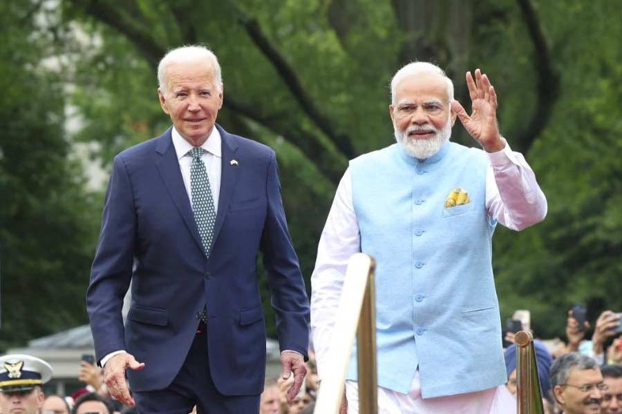 রাজনৈতিক বিশ্লেষকদের মতে আমেরিকার সঙ্গে সম্পর্ক রাখতে আগ্রহী ভারতও। বর্তমানে ভারতের অর্থনীতিকে আরও শক্তিশালী করতে চাইছে মোদী সরকার। সামনের বছর লোকসভা ভোটের আগে যা বিজ্ঞাপিত করতে চায় মোদী সরকার। ভারতের অর্থনীতির বৃদ্ধির হার প্রতিবেশী চিনের থেকে কম। তাই সেই অবস্থা থেকে বেরিয়ে আসতে আমেরিকা সহায় হতে পারে বলে মনে করছে মোদী সরকার।