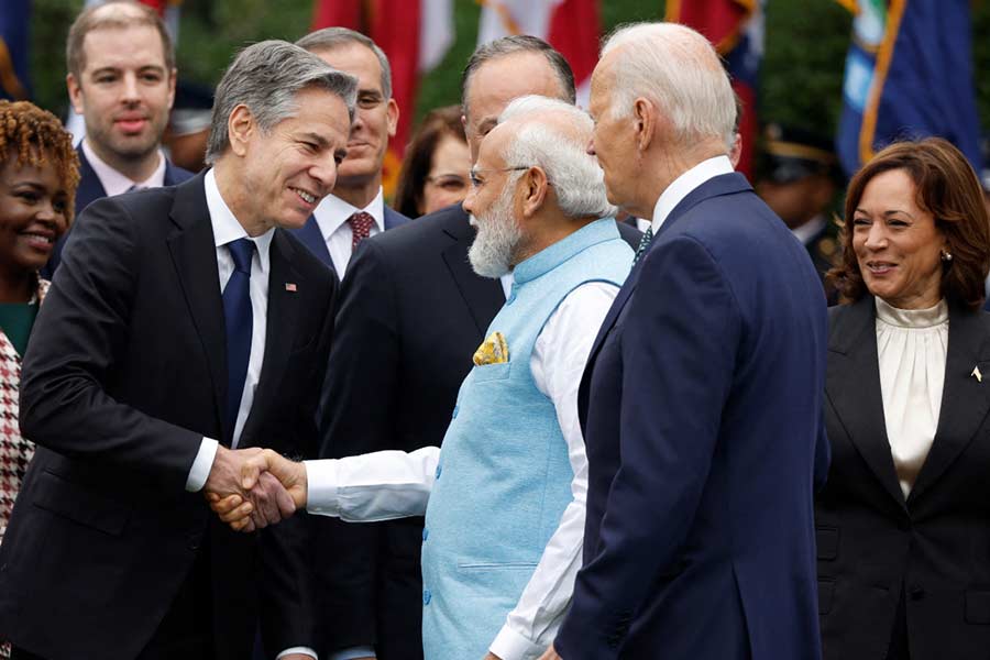 মোদীর আমেরিকা সফর নিয়ে সে দেশের সরকারের অন্দরে মাতামাতি থাকলেও এর বিরোধিতাও করেছেন অনেকে। আমেরিকা কংগ্রেসের ৭০ জনের বেশি সদস্য মোদীর সফর নিয়ে আপত্তি তুলেছিলেন। 