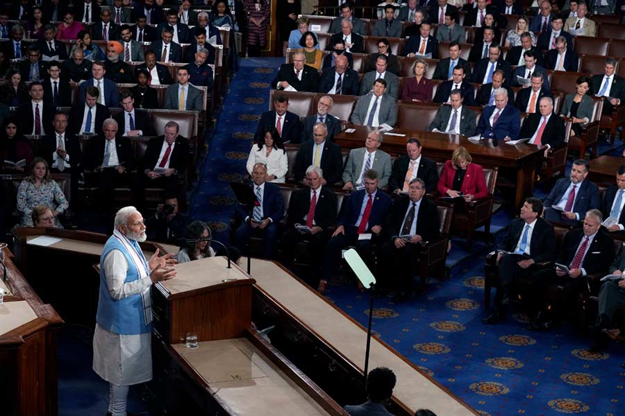 আমেরিকার ডেমোক্র্যাট পার্টির দুই কংগ্রেস সদস্য ইলহান ওমর এবং রাশিদা তালেব মোদীর যৌথ অধিবেশনের ভাষণ বয়কট করেছিলেন। দুই মুসলিম নেত্রীর দাবি, মোদী সরকার ভারতে ধর্মীয় সংখ্যালঘুদের উপর নিপীড়ন করে থাকে। মানবাধিকার কর্মী এবং সাংবাদিকদের আক্রমণ করার অভিযোগও তাঁরা মোদী সরকারের বিরুদ্ধে এনেছেন। 