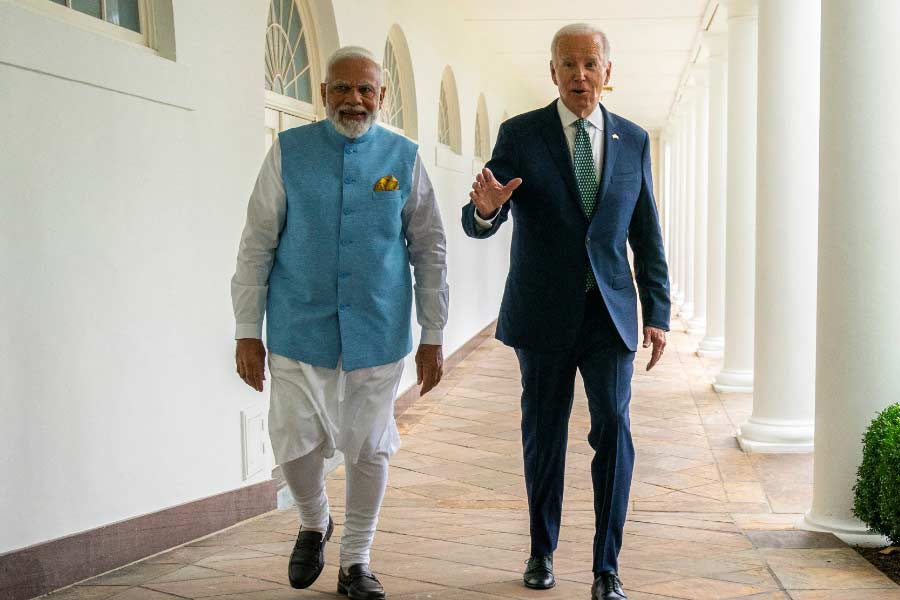 যদিও মোদী প্রধানমন্ত্রী হওয়ার পর থেকে ভারত এবং আমেরিকার সম্পর্ক সদর্থক দিয়েই এগোচ্ছে। মোদীর আমেরিকা সফরের পর তা আরও সুদৃঢ় হবে বলেও মনে করছেন অনেকে।