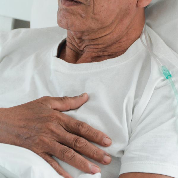 বছর দশেক এ ভাবেই কেটে গিয়েছিল। এক দিন হঠাৎই সঞ্জু বুঝতে পারলেন তাঁর শ্বাস নিতে অসুবিধা হচ্ছে। তার স্ফীতোদর এতটাই ফুলেফেঁপে উঠেছে যে, তা প্রায় পাঁজর ঠেলে বেরোতে চাইছ।