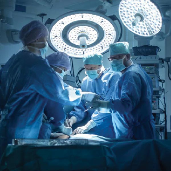 কিছুটা প্রাণের ভয়েই এর পরে চিকিৎসকের কাছে যান সঞ্জু। সেটা ১৯৯৯ সাল। মুম্বইয়ের হাসপাতালের চিকিৎসকেরা প্রথমে তাঁকে দেখে ভেবেছিলেন, তাঁর পেটের ভিতরে টিউমার হয়েছে। কিন্তু সেই ধারণা কতটা ভুল তা তারা জানতে পারলেন অস্ত্রোপচারের টেবলে।