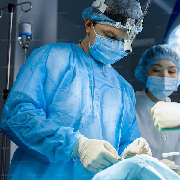 এর পর একে একে চিকিৎসক বের করে আনেন চুলের কিছু অংশ, পায়ের কিছু অংশ, চোয়াল, গলা, হাড়গোড়— অনেক কিছুই।