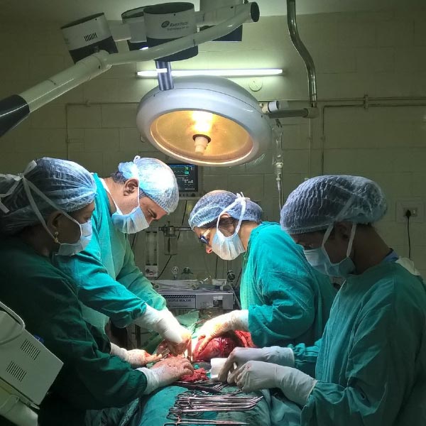 সেই সময় যাঁরা অপরেশন থিয়েটারে ছিলেন, তাঁরা নাকি আতঙ্কে পাথর হয়ে গিয়েছিলেন। এক চিকিৎসক সেই ঘটনার বিবরণ দিয়ে বলেছেন, ‘‘আমরা সেই সময় বুঝতেই পারছিলাম না কী করব। একই সঙ্গে আতঙ্ক আর বিস্ময় ঘিরে রেখেছিল আমাদের।’’