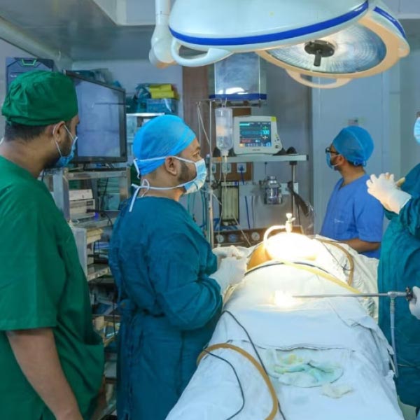 আর অস্ত্রোপচারকারী চিকিৎসক তখনও বলে চলেছেন, ‘‘আরে আমি তো আসলে ভিতরে হাত ঢুকিয়ে এক জনের সঙ্গে হ্যান্ডশেক করতে পারছি!’’