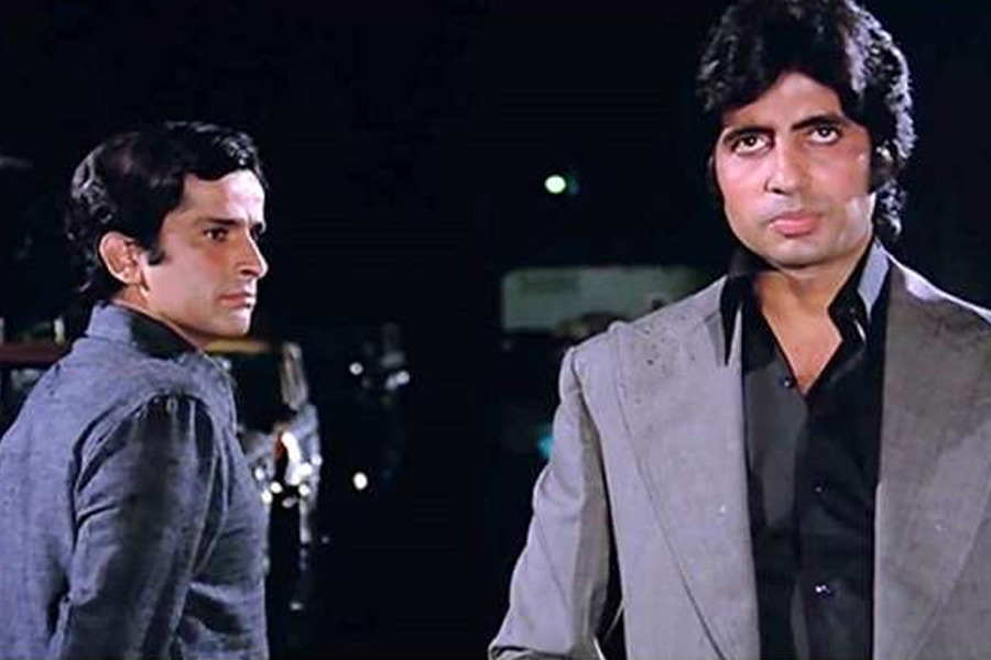 ১৯৭৫ সালের ২৪ জানুয়ারি। প্রেক্ষাগৃহে তখন মুক্তি পেয়েছে যশ চোপড়ার একটি হিন্দি ছবি। শশী কপূর, অমিতাভ বচ্চন, পরভিন ববি, নীতু সিংহ, নিরুপা রায়ের অভিনয়। সঙ্গে সেলিম খান এবং জাভেদ আখতারের জুটির সংলাপ। ‘মেরে পাস মা হ্যায়’ সংলাপটি তখন দর্শকের মুখে মুখে।